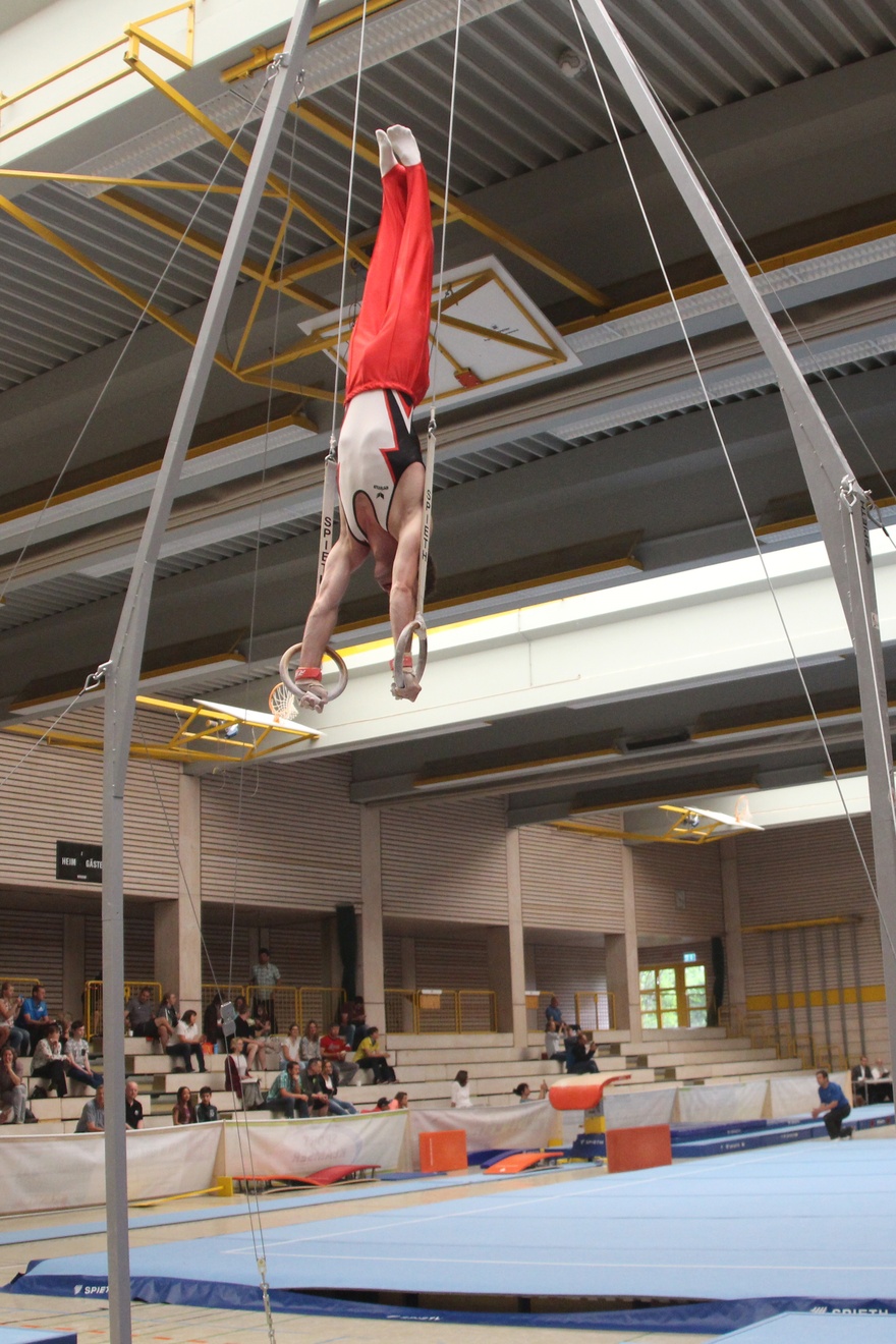 Kochhafen beim Handstand an den Ringen