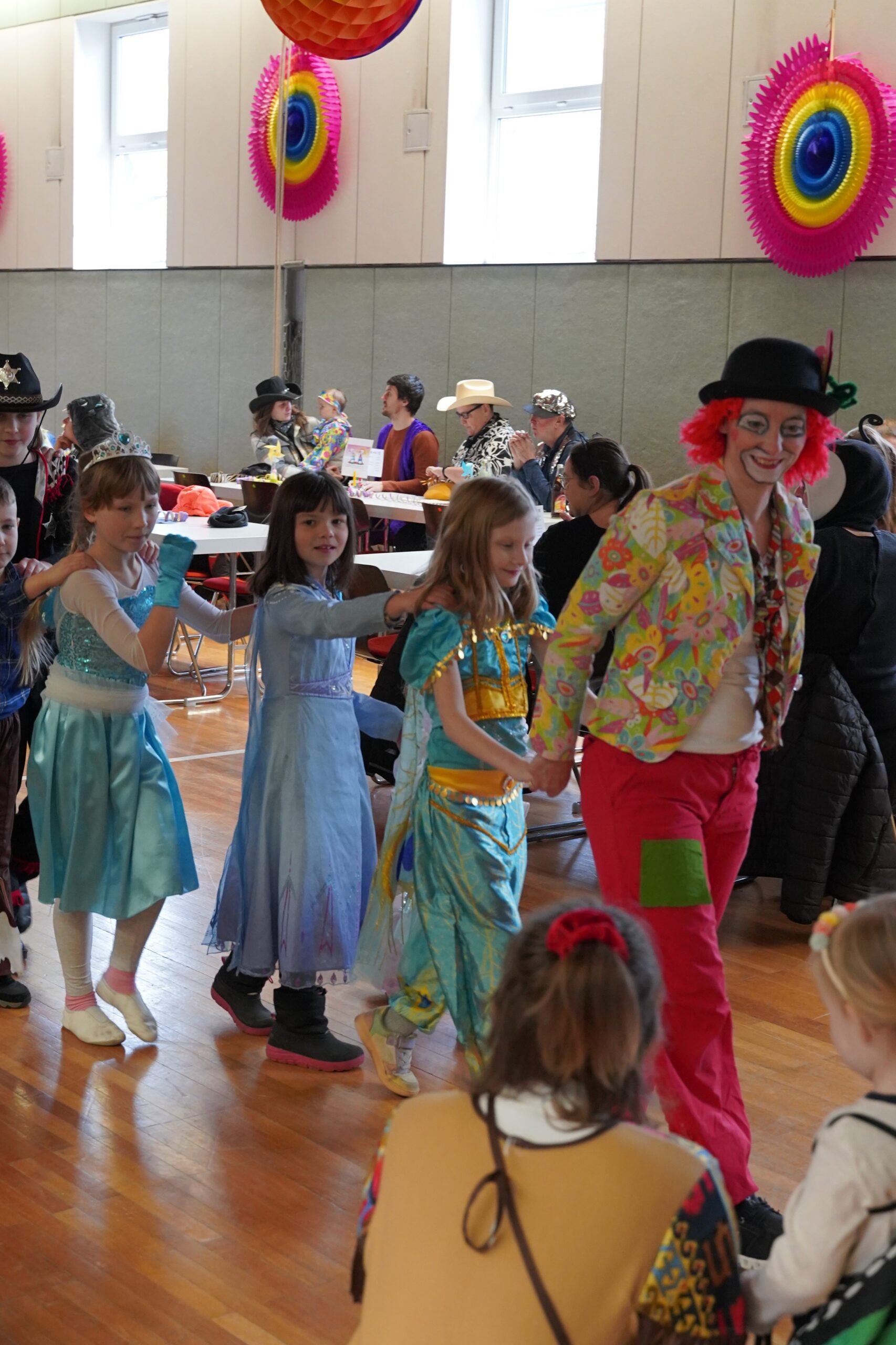 Polonaise mit Kindern und Clown in der Halle