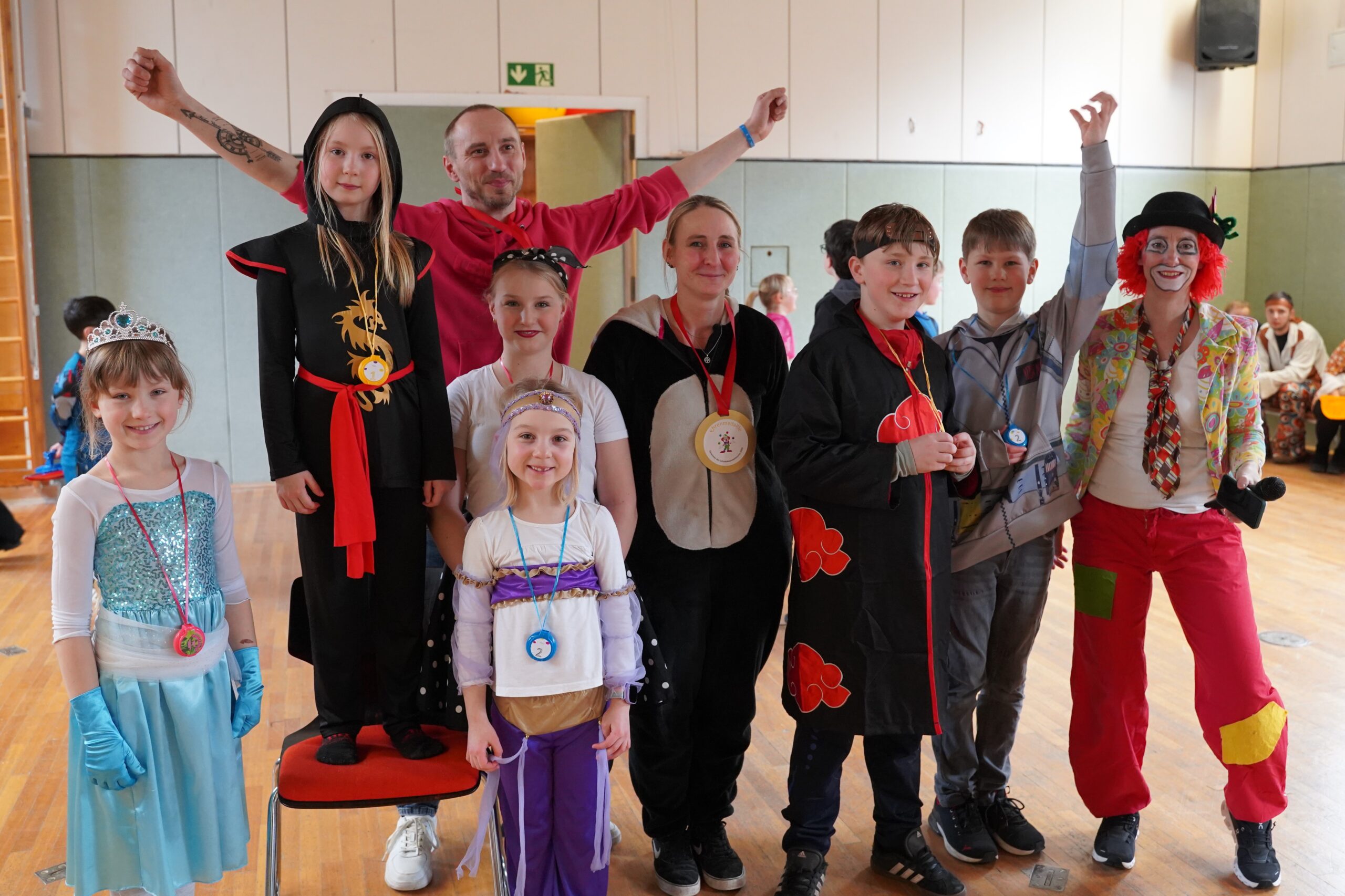 Gruppenfoto mit Kindern und Erwachsenen in Verkleidung