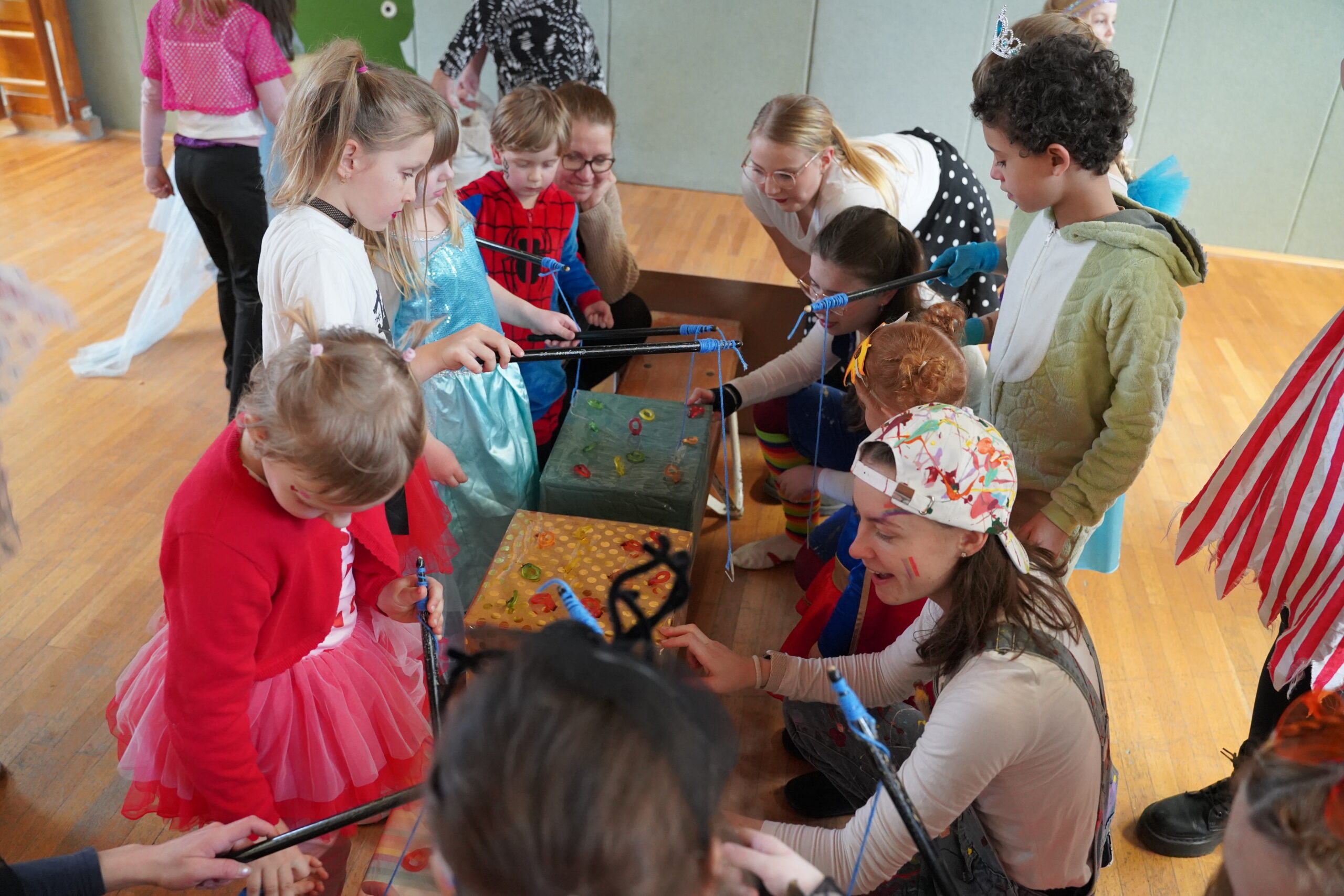 Buntes Treiben beim Kinderfasching in der Turnhalle