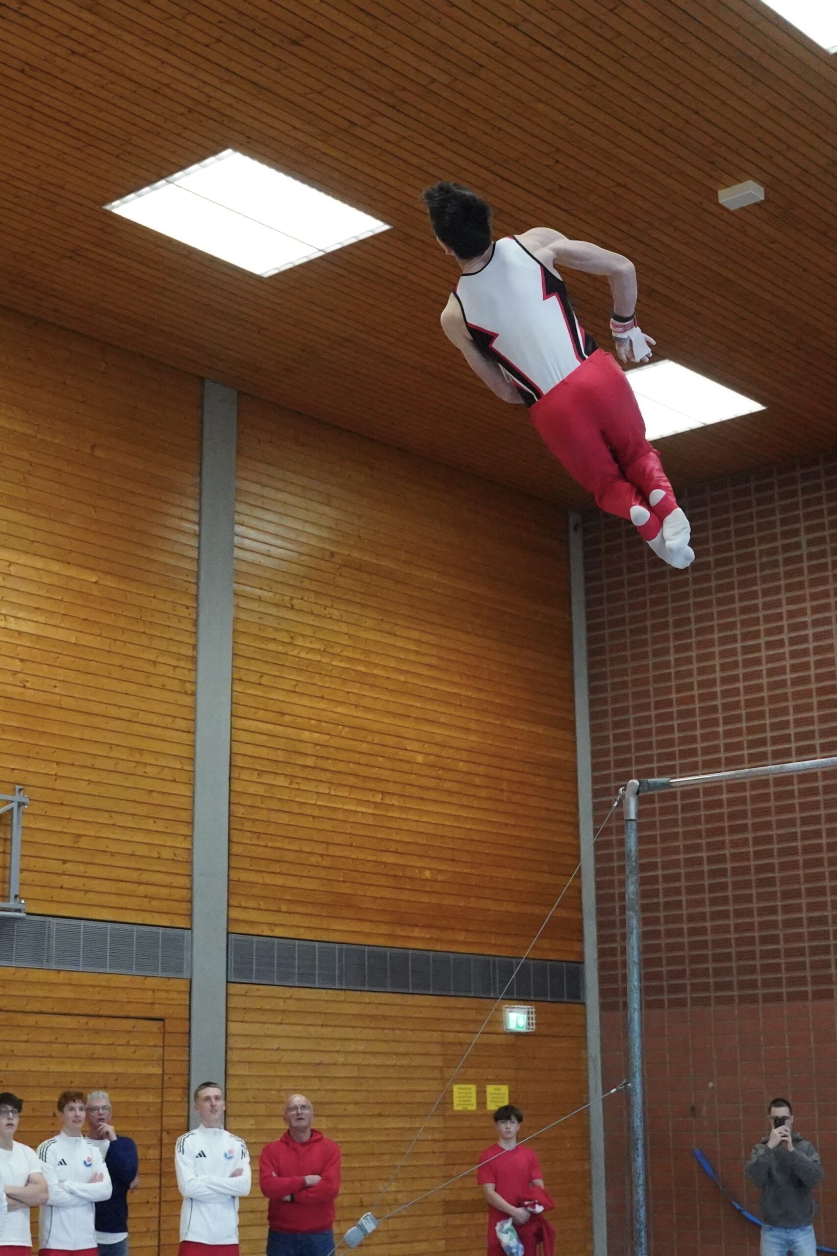 Florian Müller beim Tsukahara als Reckabgang