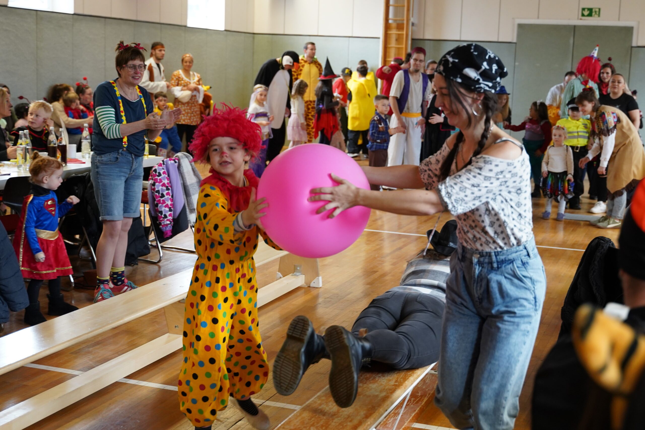 Groß und klein beim gemeinsamen Wettspiel