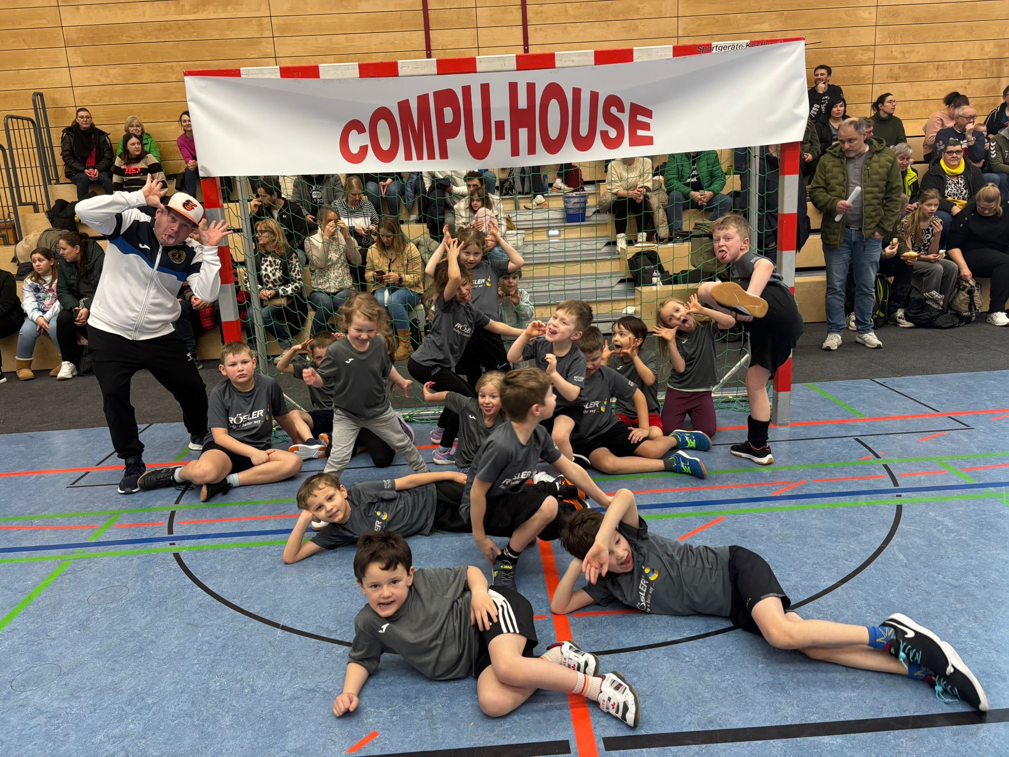 Gruppenbild der Handballjugend der TS Lichtenfels in der Halle