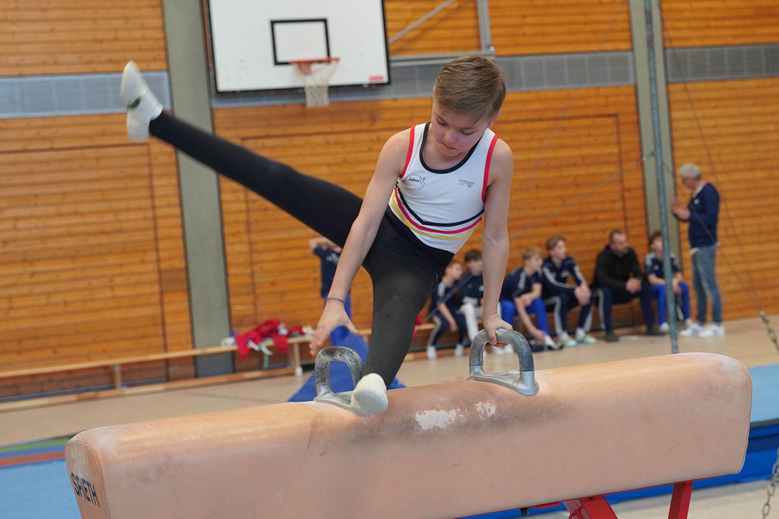 Willi Rödiger an den Pauschenpferdgriffen im Wettkampf